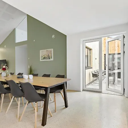 5 Bedroom Awesome In *